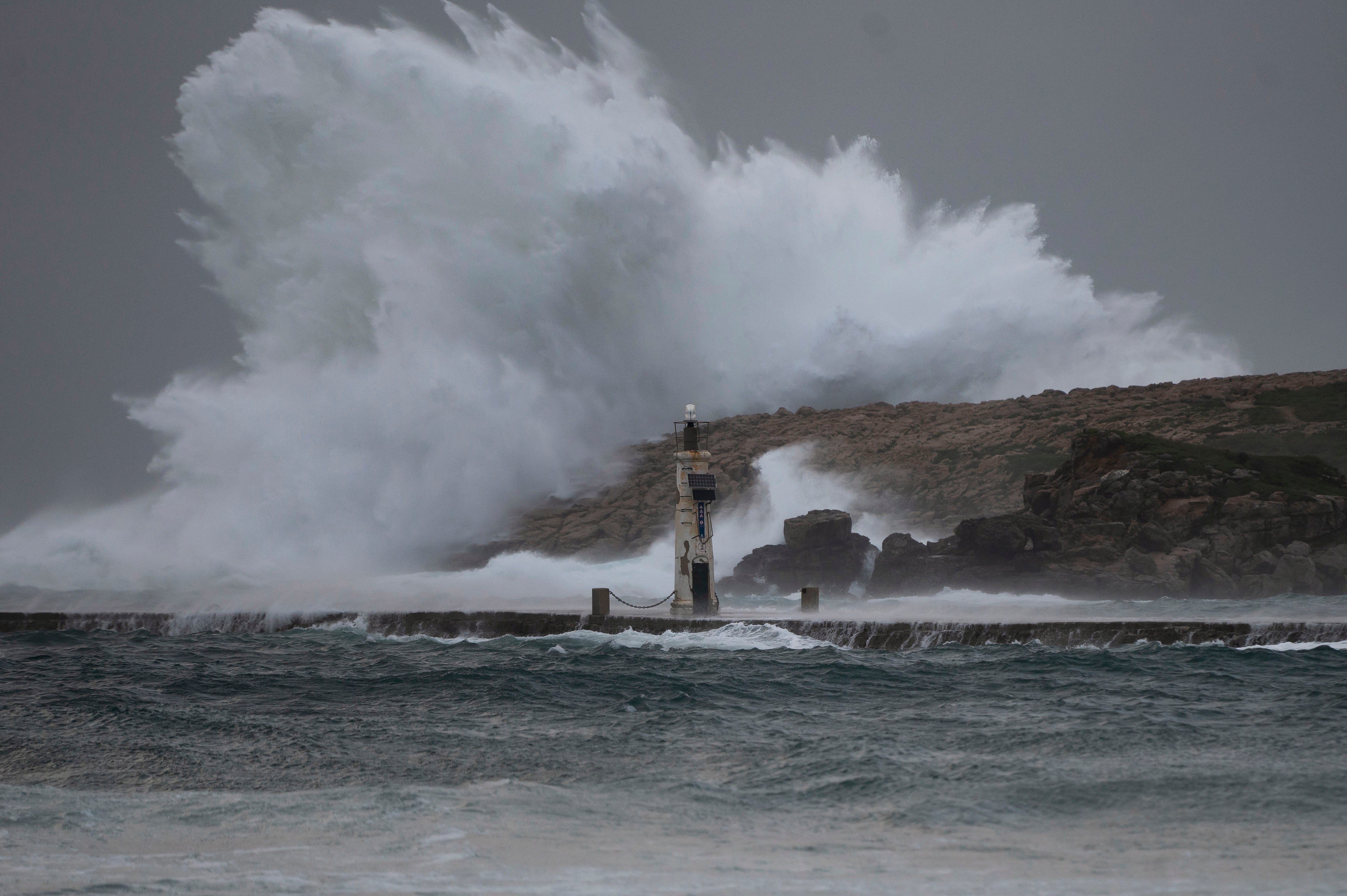 SUANCES (CANTABRIA), 20/10/2023.- Una ola rompe en la costa de la localidad cántabra de Suances, cuya comunidad tiene activada la alerta roja por fuerte oleaje y vientos. EFE/Pedro Puente Hoyos
