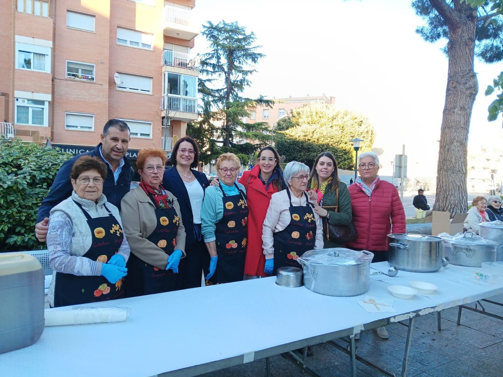 Imagen de archivo de las cocineras y autoridades antes del reparto del popular Recao. Foto: Ayto de Binéfar