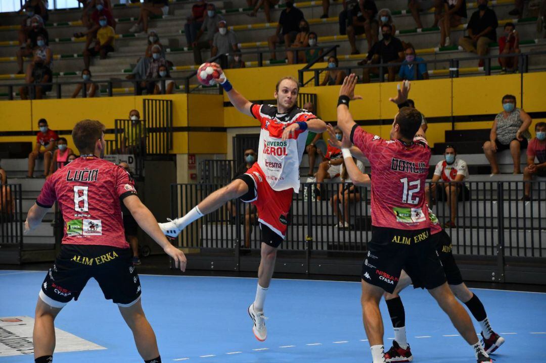 Balonmano Nava cae 23-24 ante Abanca Ademar León