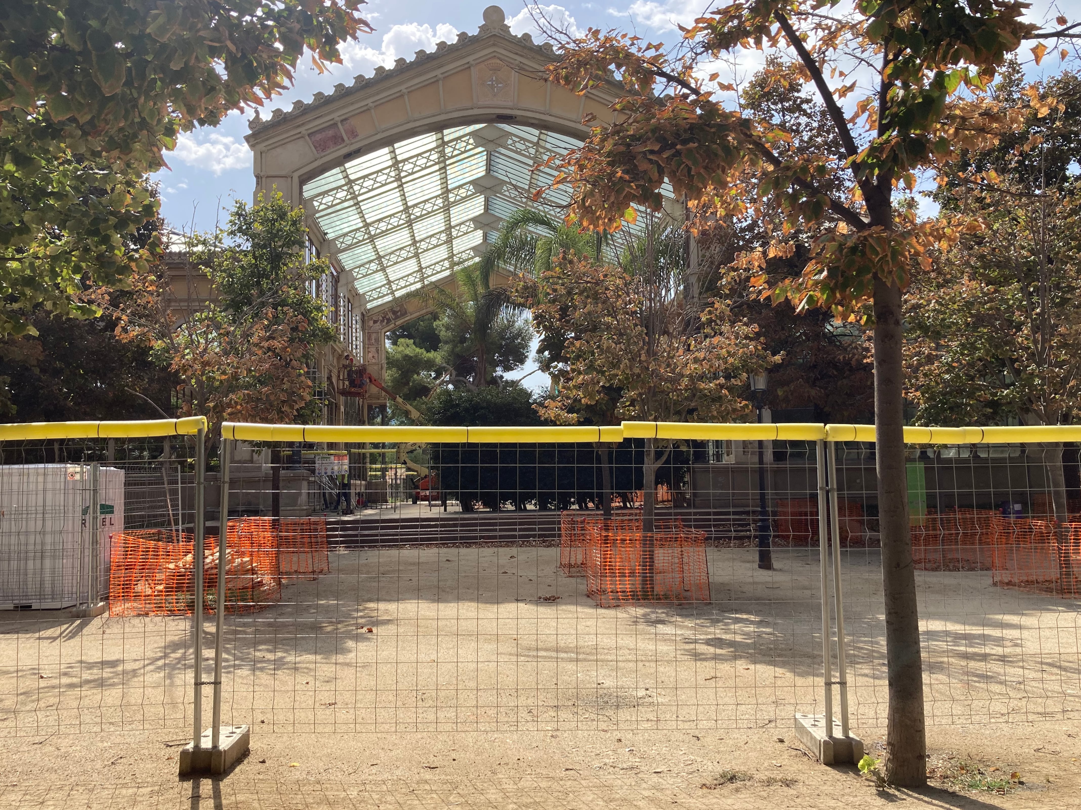 Vista de les obres de l'Hivernacle des d'una zona per vianants del Parc de la Ciutadella
