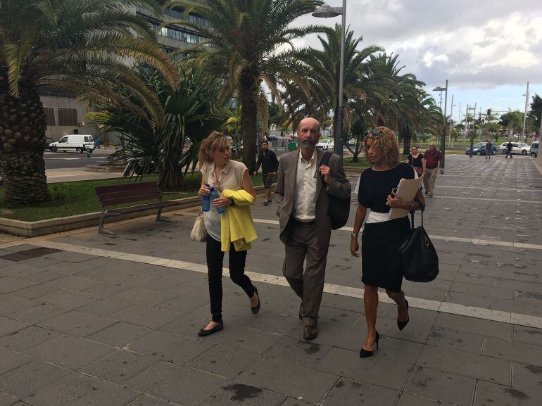 El edil den funciones y senador, Santiago Pérez, dirigiéndose al Palacio de Justicia de Santa Cruz de Tenerife.