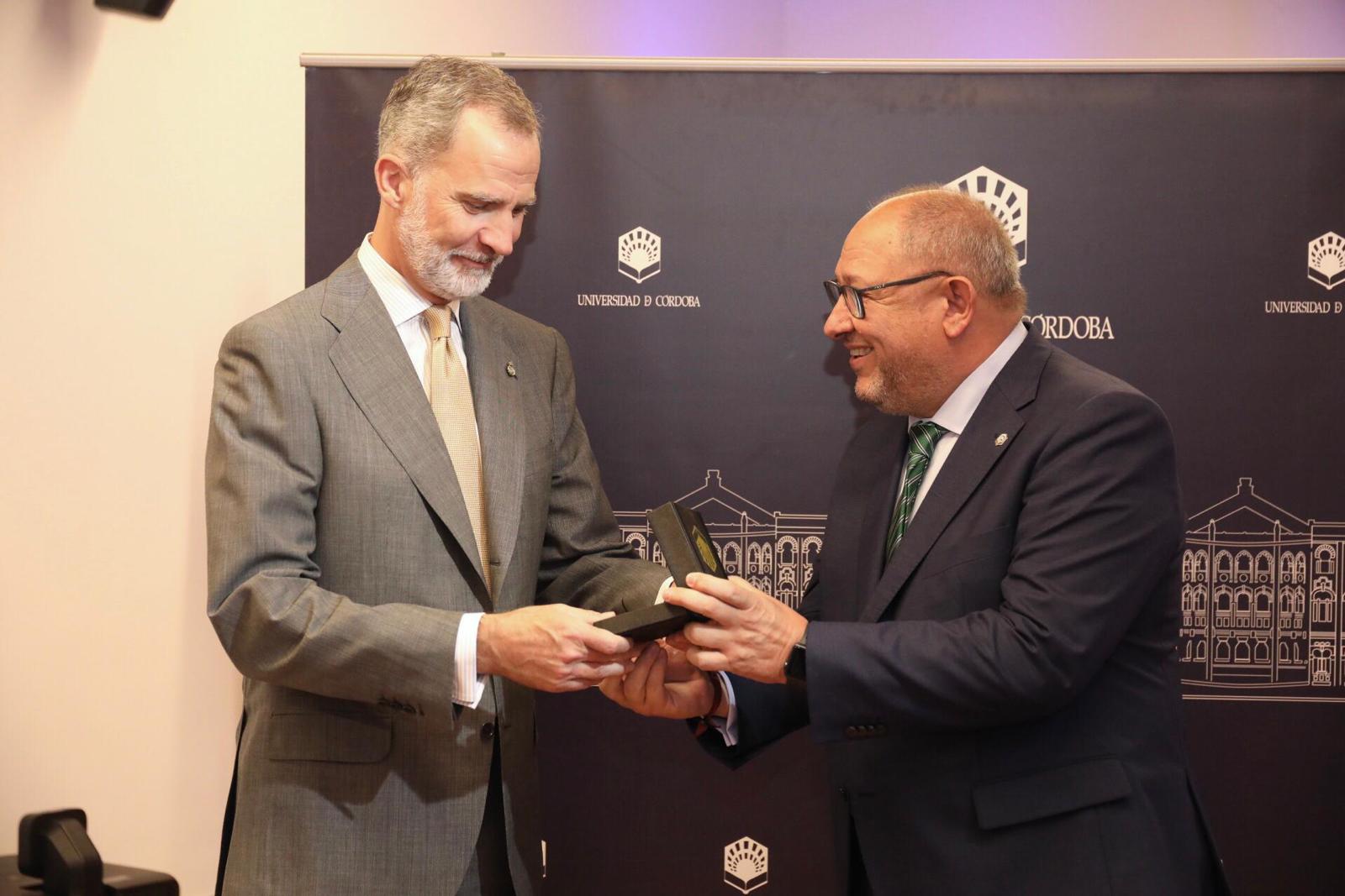 Manuel Torralbo, rector de la UCO, entrega a Felipe VI la Medalla de Oro Averroes.