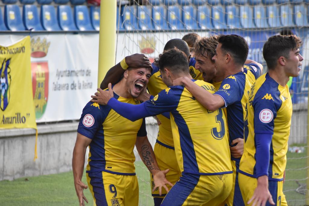 Los jugadores del Alcorcón celebran un gol