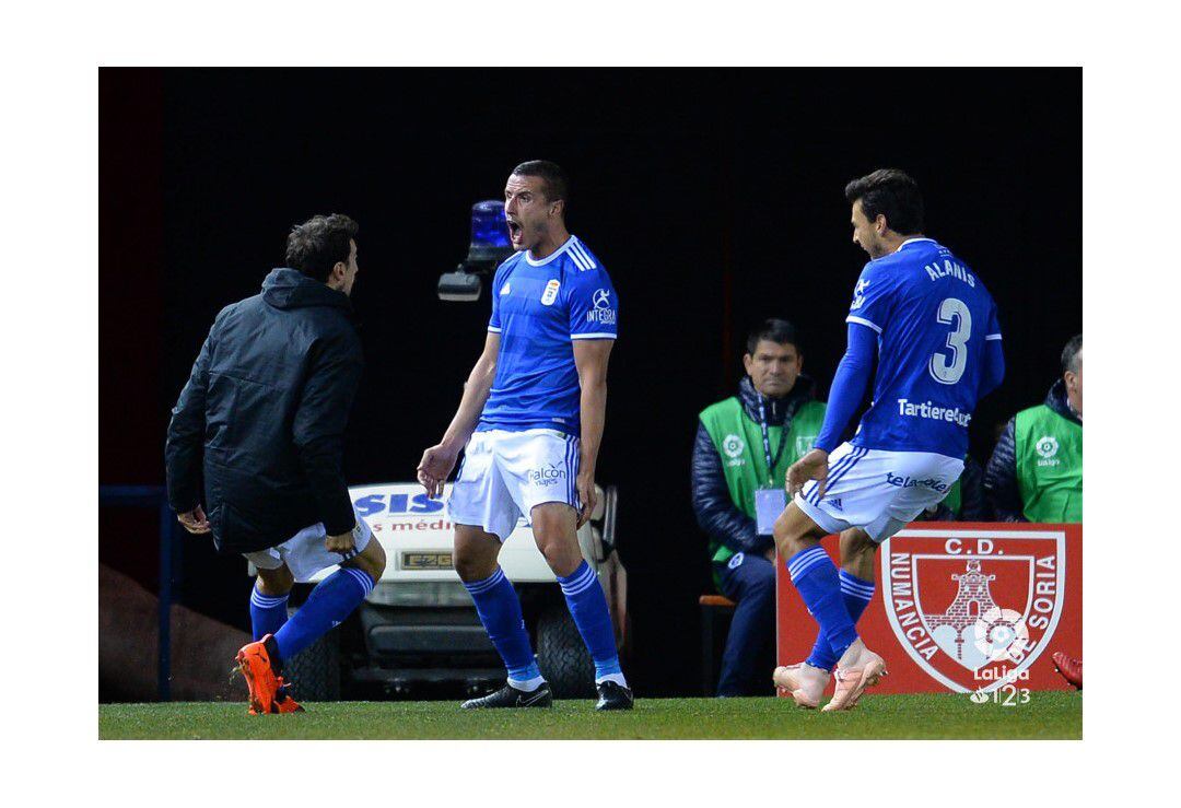 Christian Fernández celebra el gol de la victoria junto a Toché y Alanís.