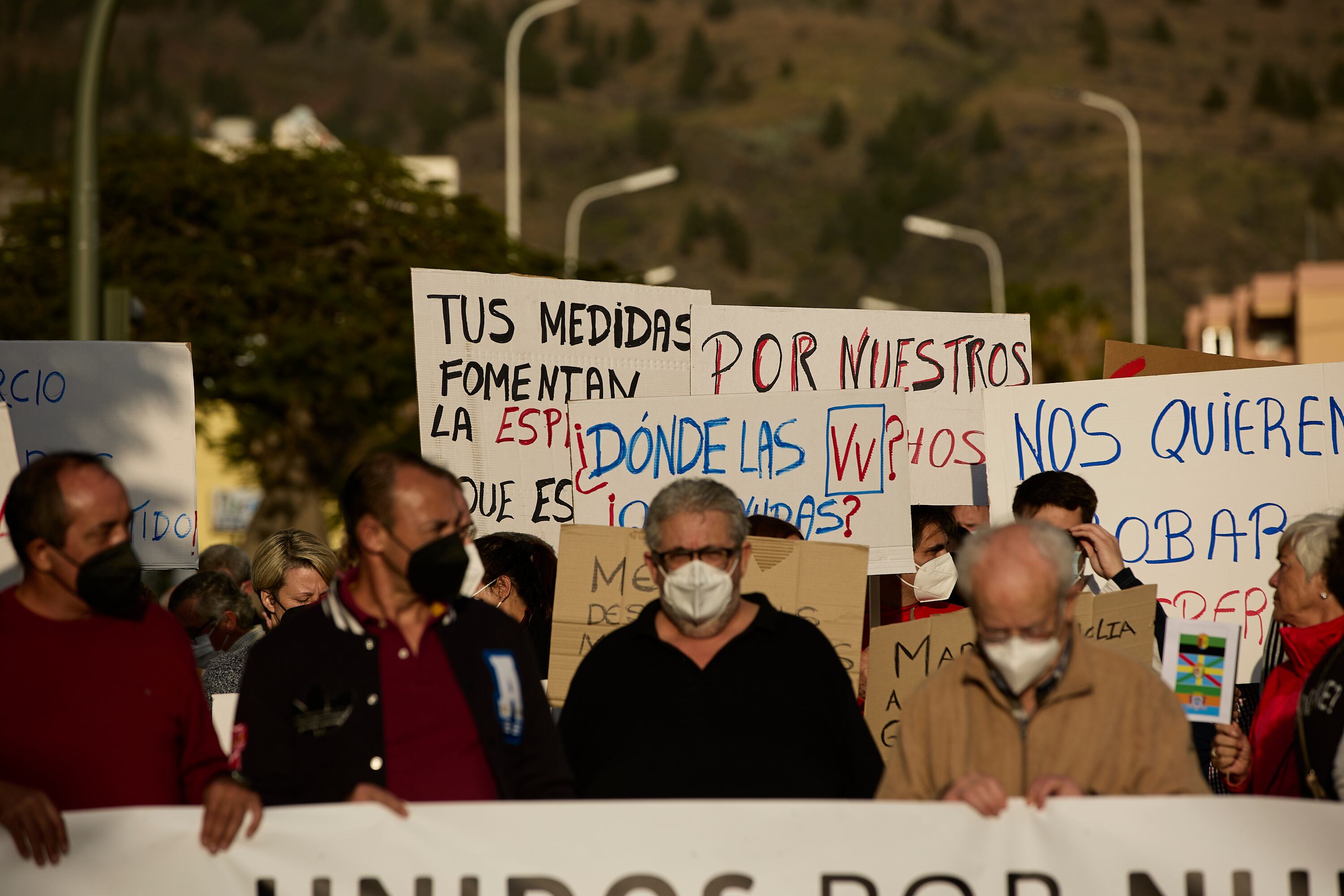 Varias personas con pancartas participan en una marcha para reclamar &#039;&#039;los derechos de las personas afectadas&#039;&#039; por la erupción volcánica de Cumbre Vieja, el 25 de febrero de 2022 en Los Llanos de Aridane, La Palma. A pesar de la suspensión de la Conferencia de Presidentes, los damnificados por el volcán de La Palma mantenido esta protesta para reivindicar sus derechos (Jesus Hellin/Europa Press via Getty Images)