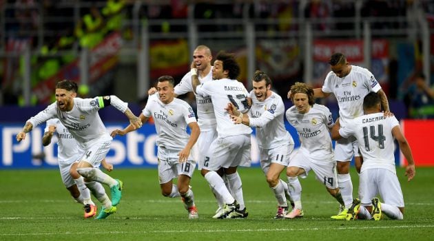 Los jugadores del Madrid, cuando Cristiano marcó el penalti decisivo en la final de Milan