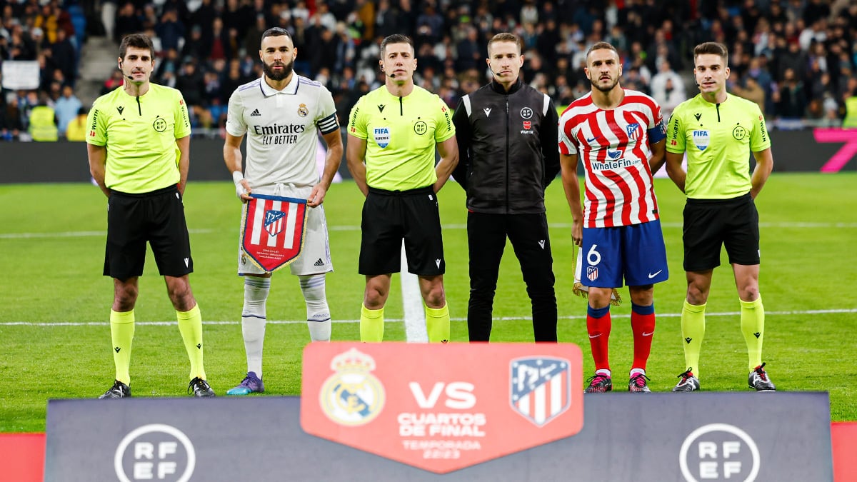 Benzema y Koke posan junto a los colegiados en la previa del derbi madrileño.