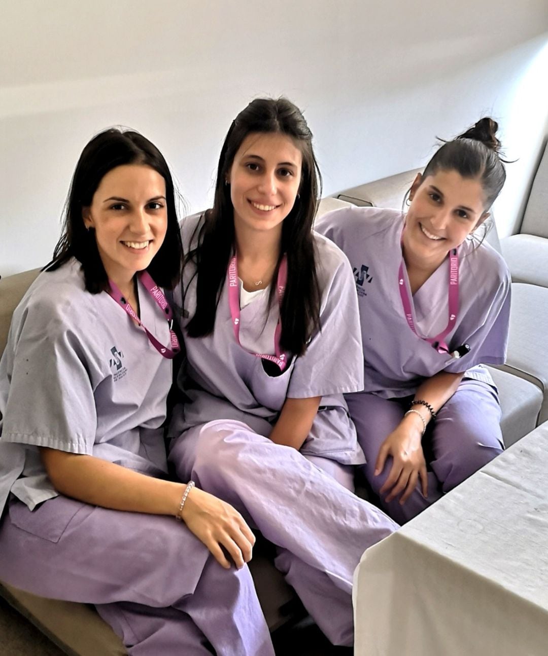 Raquel Hernández junto a otras dos matronas del Hospital de Elda