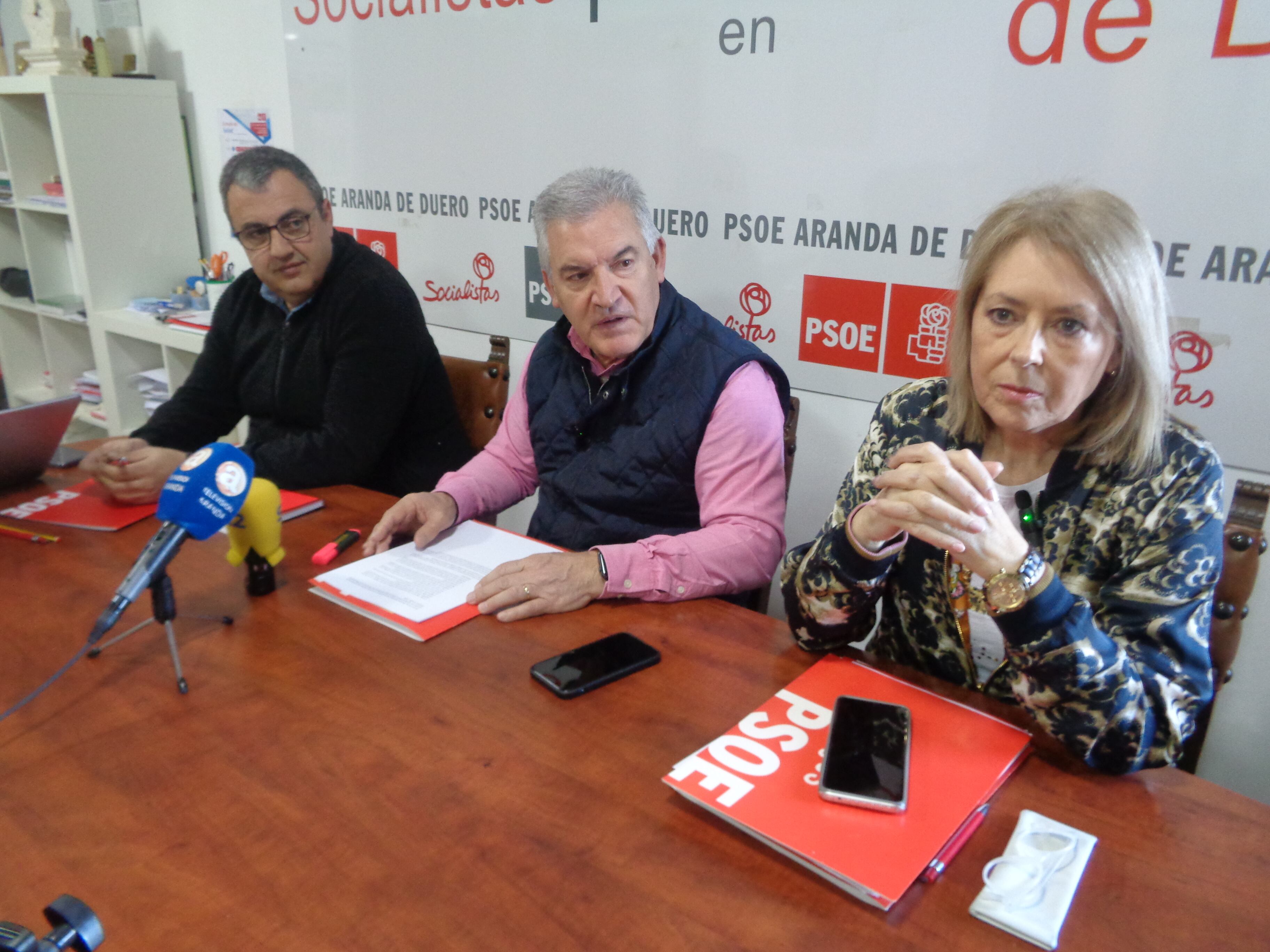 El candidato socialista arandino (en el centro), acompañado de los concejales Amparo Simón y Ángel Rocha