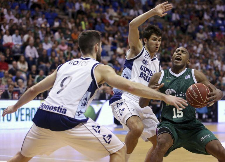  El base uruguayo del Unicaja, Jayson Granger (d) intenta superra la defensa de Xavi Oroz (c) y Mikel Motos, ambos del Gipuzkoa Basket Taquan Dean, en el partido de la quinta jornada de la liga ACB de baloncesto que se disputa en el Palacio Jose María Martín Carpena de Málaga.