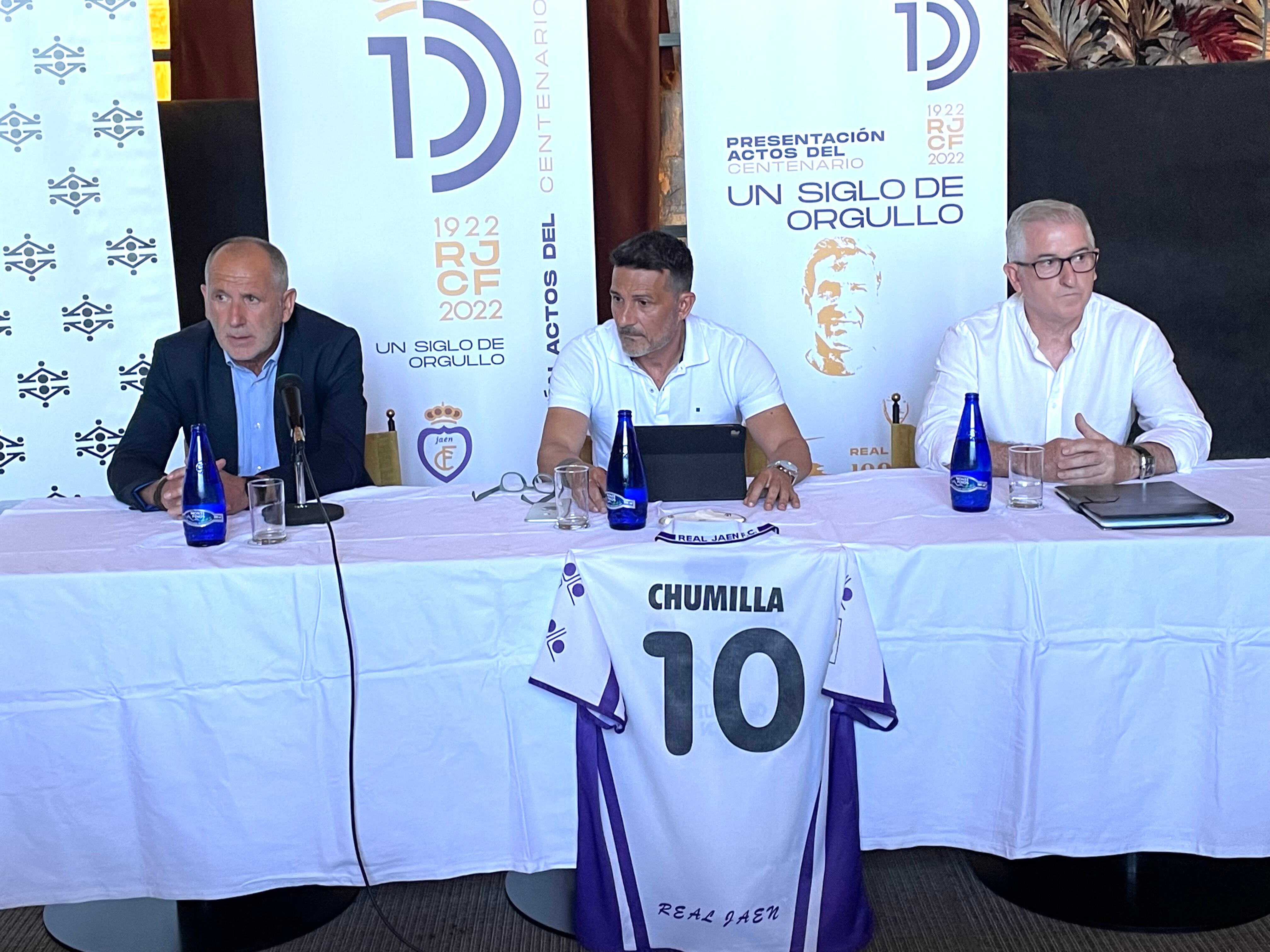 Ildefonso Ruiz, presidente del Real Jaén, junto al nuevo entrenador, M. Chumilla y Antonio Rueda que ocupará un puesto en el área de gestión deportva del club.