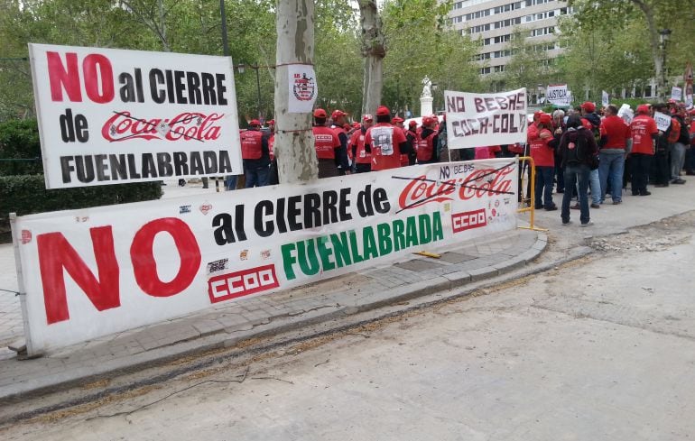 Los trabajadores de Coca Cola se manifiestan a las puertas del Tribunal Supremo