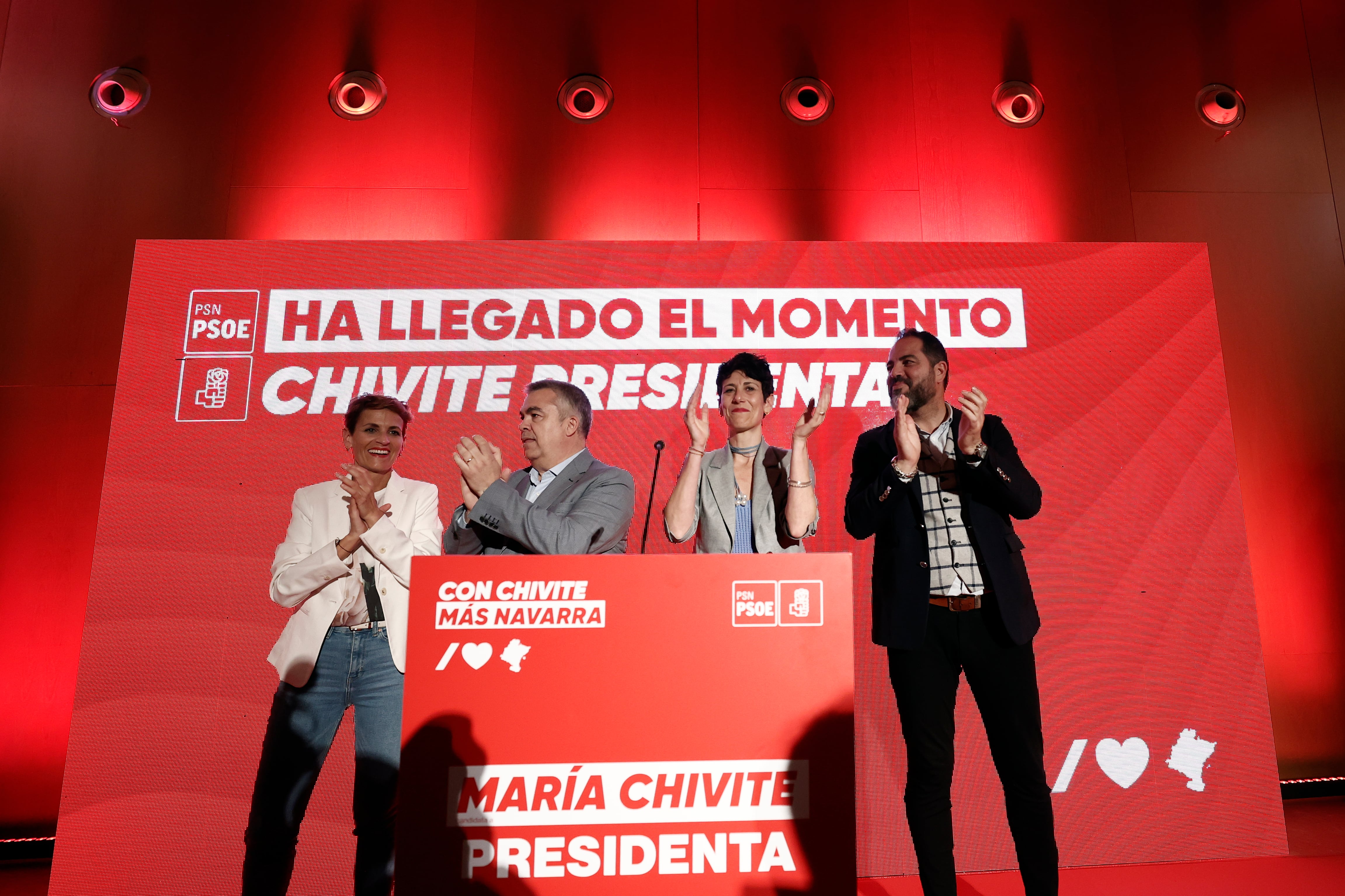 GRAFCAV8729. PAMPLONA, 26/05/2023.- Las candidatas a presidir el Gobierno de Navarra y el Ayuntamiento de Pamplona por el PSN, María Chivite (i) y Elma Sáiz (2d) respectivamente, junto a Ramón Alzorriz (d) y Santos Cerdan (2i) durante el cierre de campaña de su formación política en un acto celebrado en el Baluarte de Pamplona. EFE/ Jesús Diges
