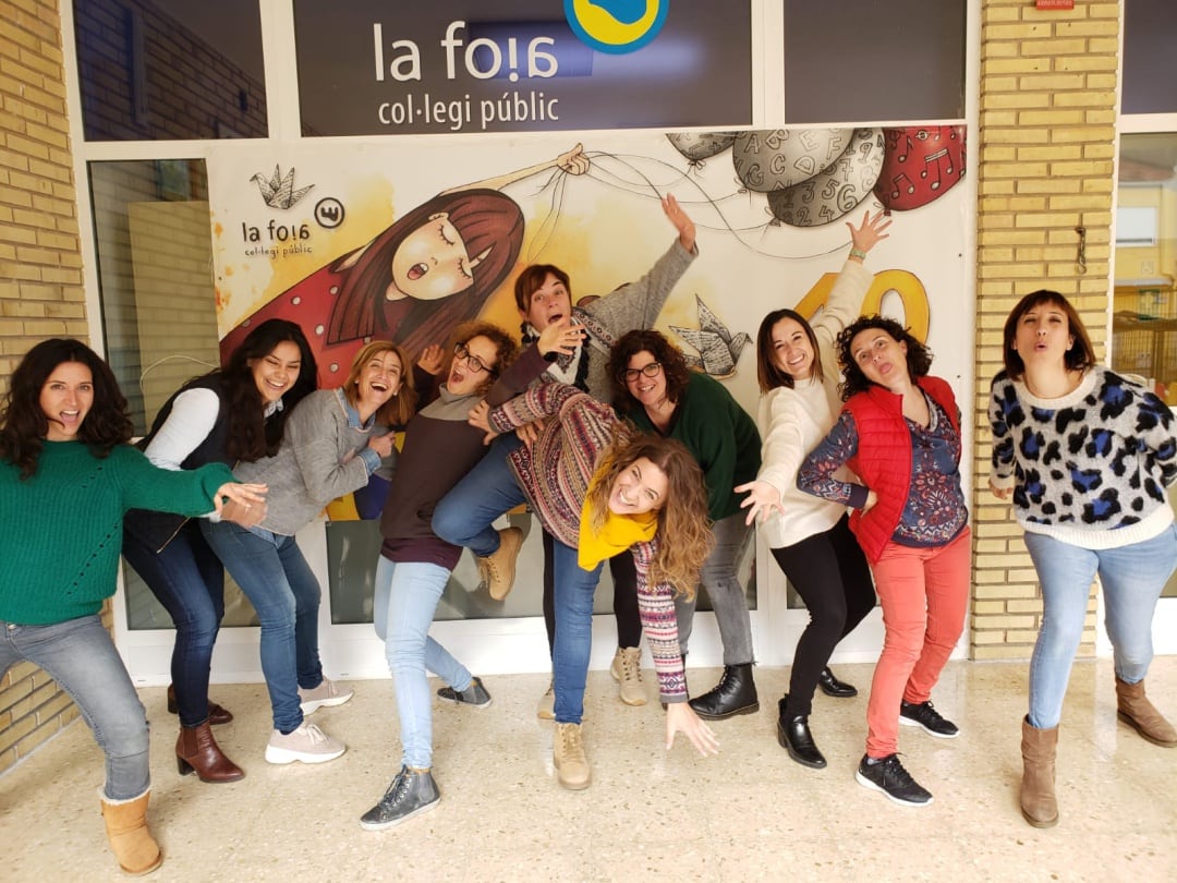 Las profesoras de infanti del colegio La Foia muestran su alegria por el Premio Radio Elda a la Educación