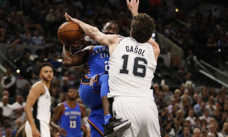 Gasol intenta quitar el balón a Raymond Felton