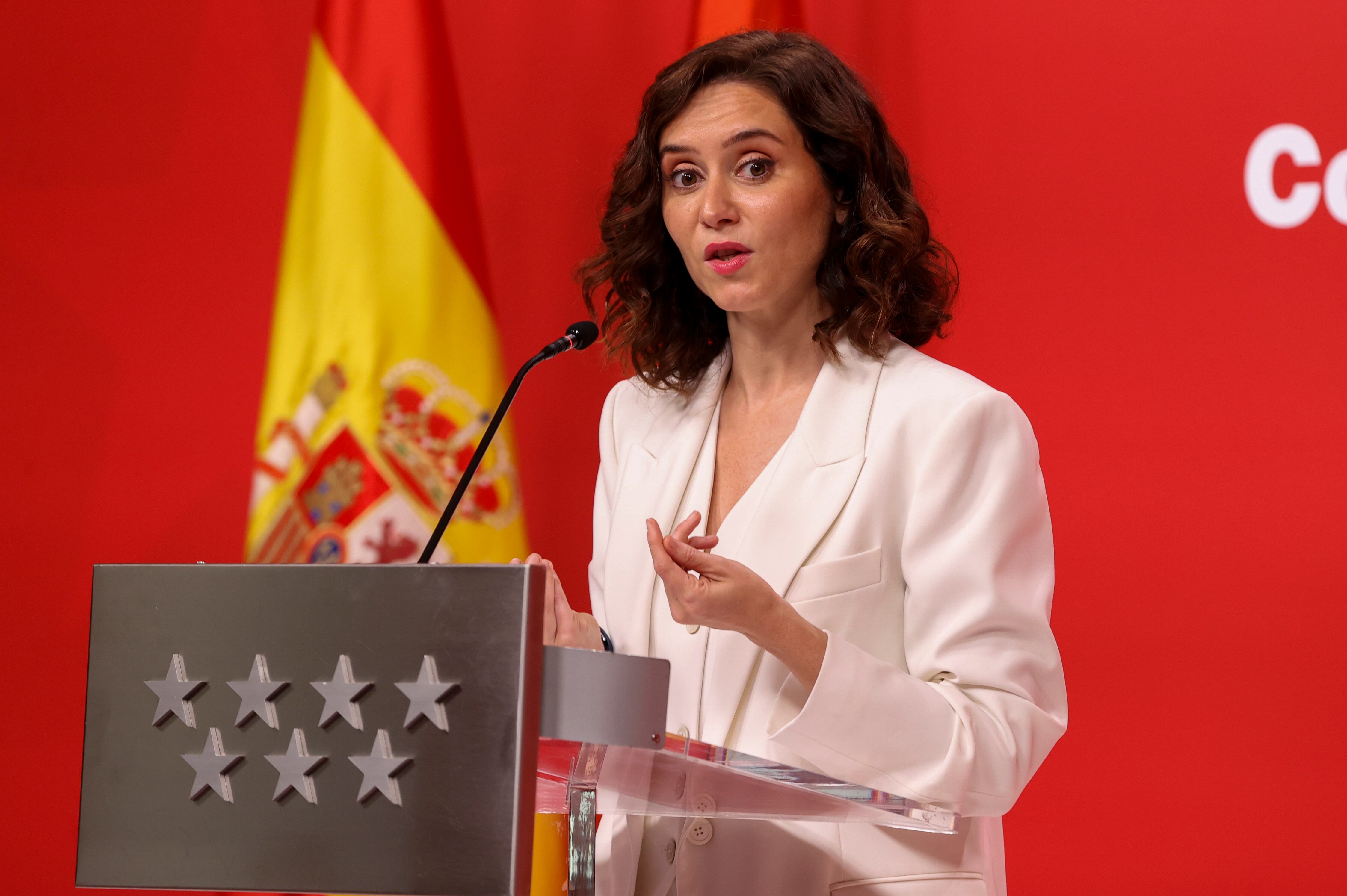 La presidenta de la Comunidad de Madrid Isabel Díaz Ayuso este lunes en rueda de prensa tras la toma de posesión de sus consejeros para formar un Ejecutivo nuevo, que en esta ocasión va a desarrollar su labor con las ventajas que le permite la mayoría absoluta lograda por el PP en las elecciones del pasado 28 de mayo