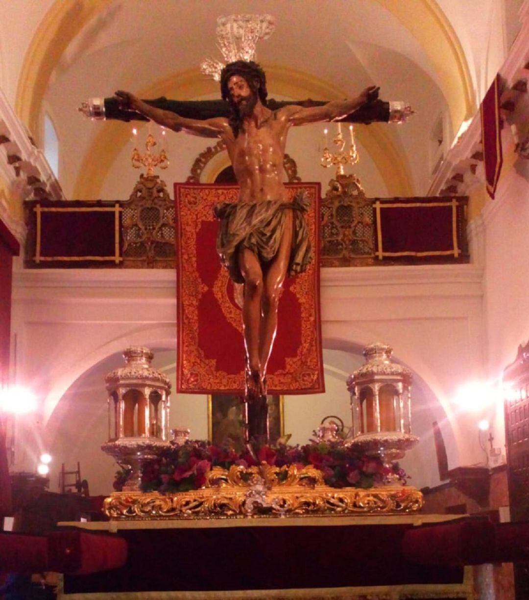 El Cristo de la Conversión, dispuesto en vertical sobre sus andas para presidir este lunes el 44º Vía Crucis de las Cofradías de Sevilla