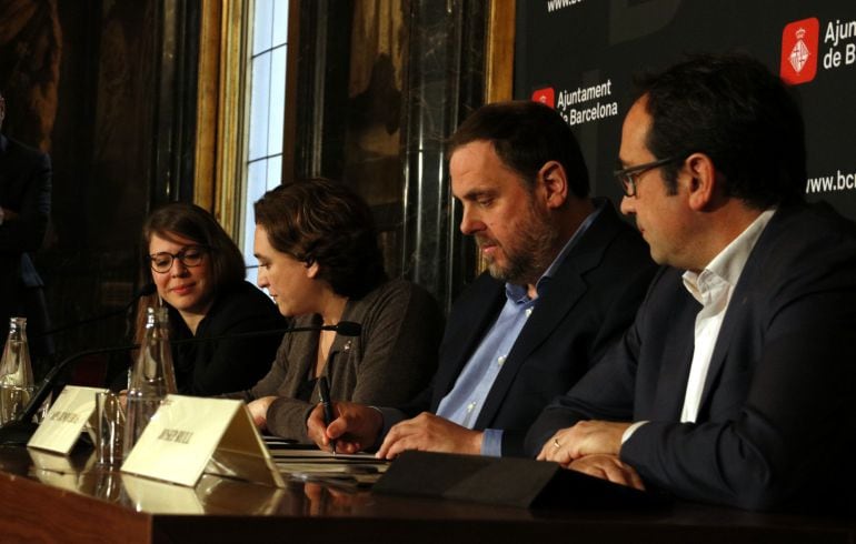 L'alcaldessa de Barcelona, Ada Colau, i el conseller d'Economia, Oriol Junqueras, signen l'acord de finançament per a dues estacions de la L10, amb la tinent d'alcalde Janet Sanz i el conseller Josep Rull