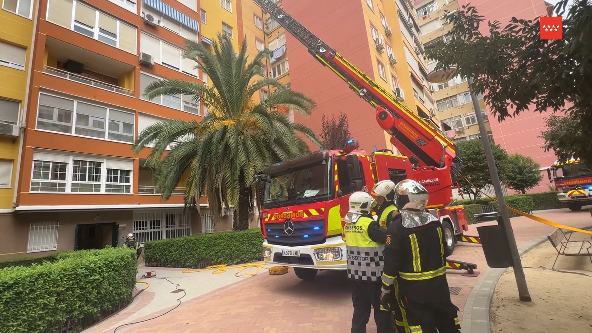 Los bomberos actuando en el piso en llamas