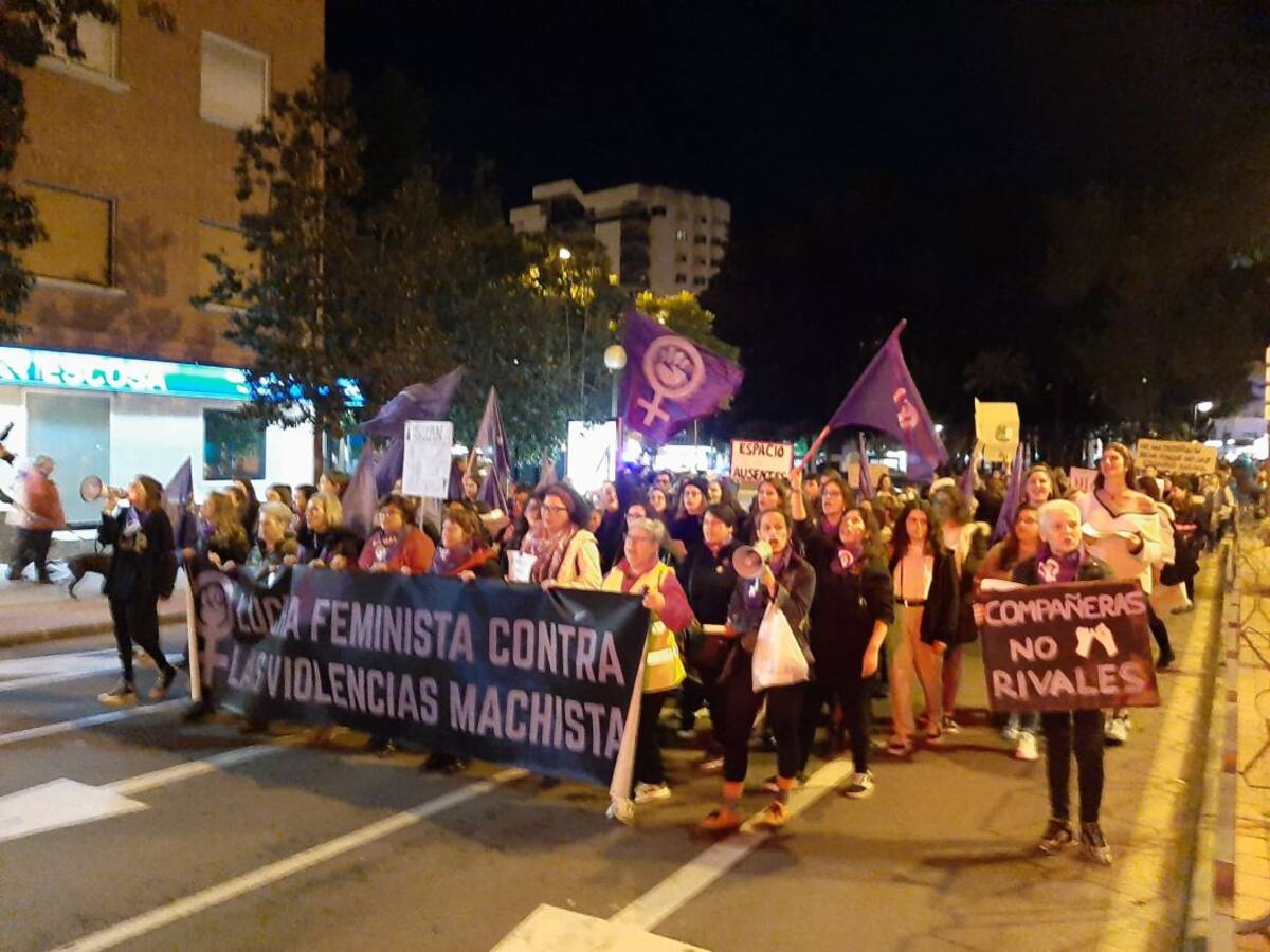 Miles de personas claman en Cartagena contra la violencia de género