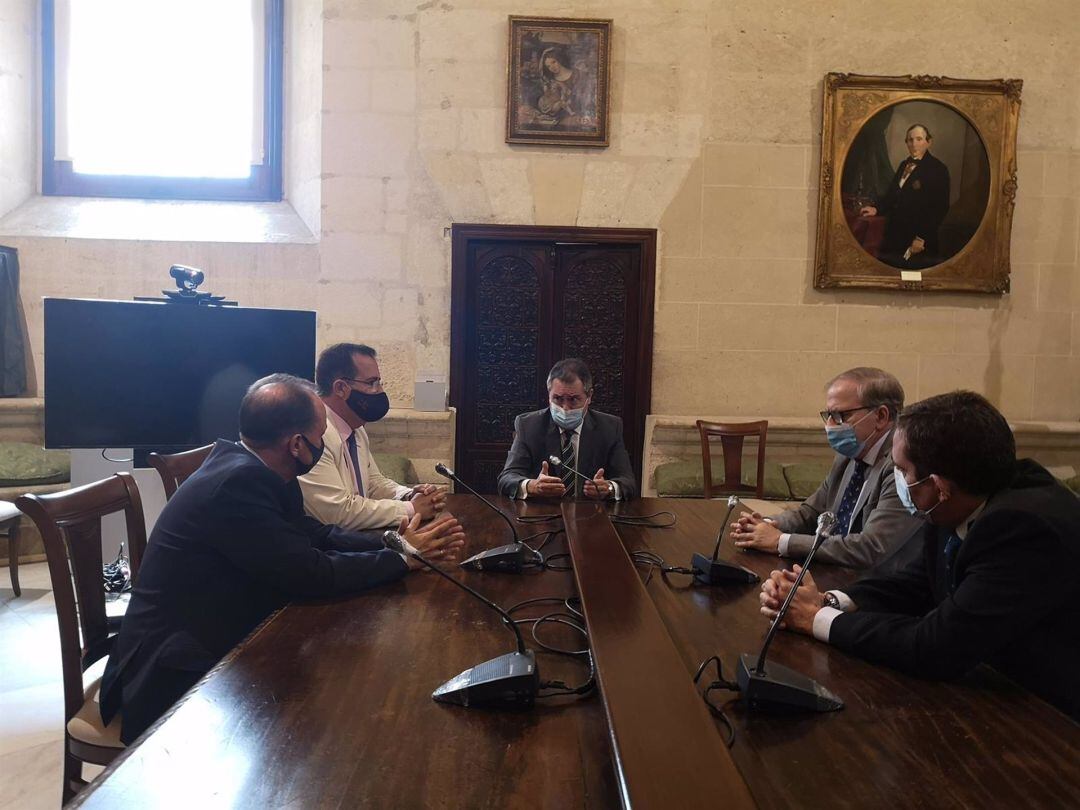 El alcalde de Sevilla y el concejal de Fiestas en una reunión con el presidente del Ateneo