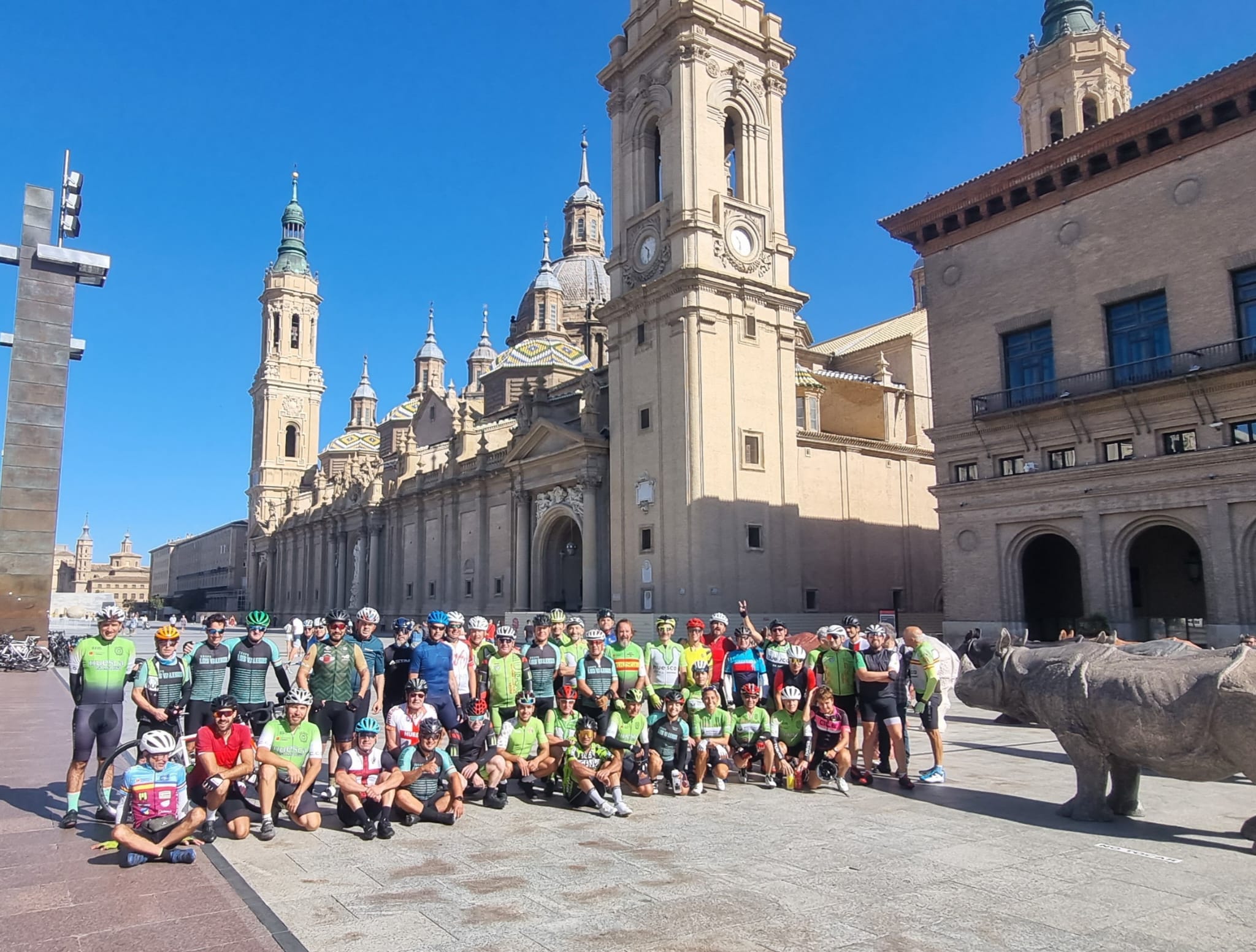 Los cicloturistas en la plaza del Pilar