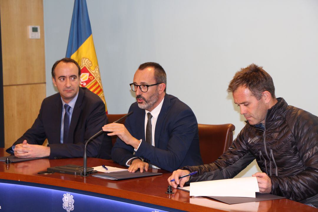 El cònsol major de la Massana, David Baró (e); el ministre d'Afers Socials, Víctor Filloy (c); i el director general de Vallnord Pal Arinsal, Josep Marticella (d).