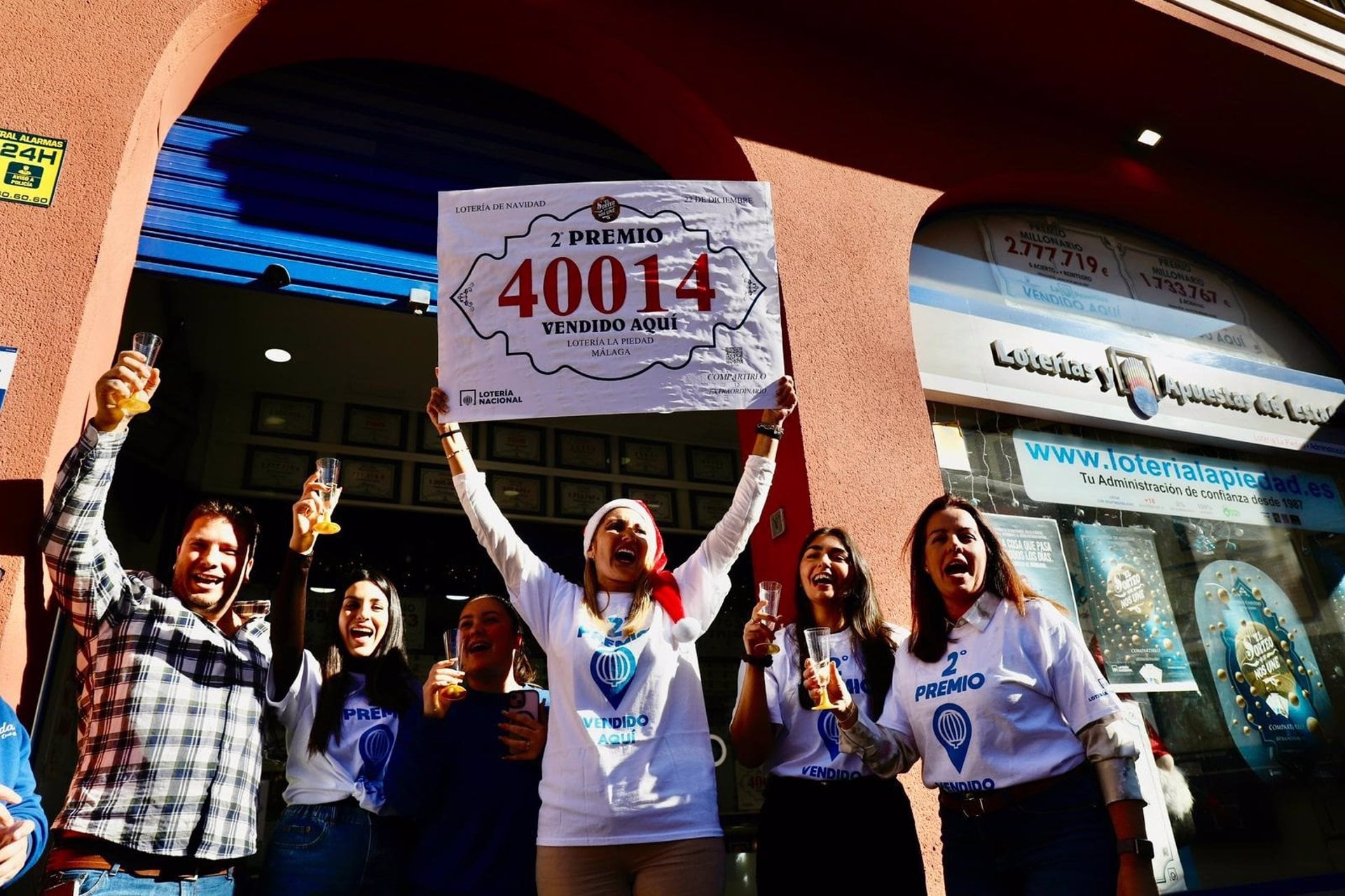 Celebración de la venta de una serie completa del segundo premio del Sorteo de la Lotería de Navidad, que ha repartido 1.250.000 euros desde la administración &#039;La Piedad&#039; del barrio de El Molinillo que regenta Raquel Velasco..
La administración de lotería número 35 de la ciudad de Málaga, &#039;La Piedad&#039;, en la calle Duque de Rivas del barrio del Molinillo, ha repartido la suerte gracias a la venta de una serie completa del segundo premio del sorteo extraordinario de la Lotería de Navidad, el 40.014, con lo que este domingo ha repartido 1.250.000 euros.