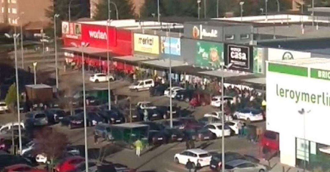 Imagen que presentaba el Centro Comercial Arambol este fin de semana con aglomeraciones de palentinos