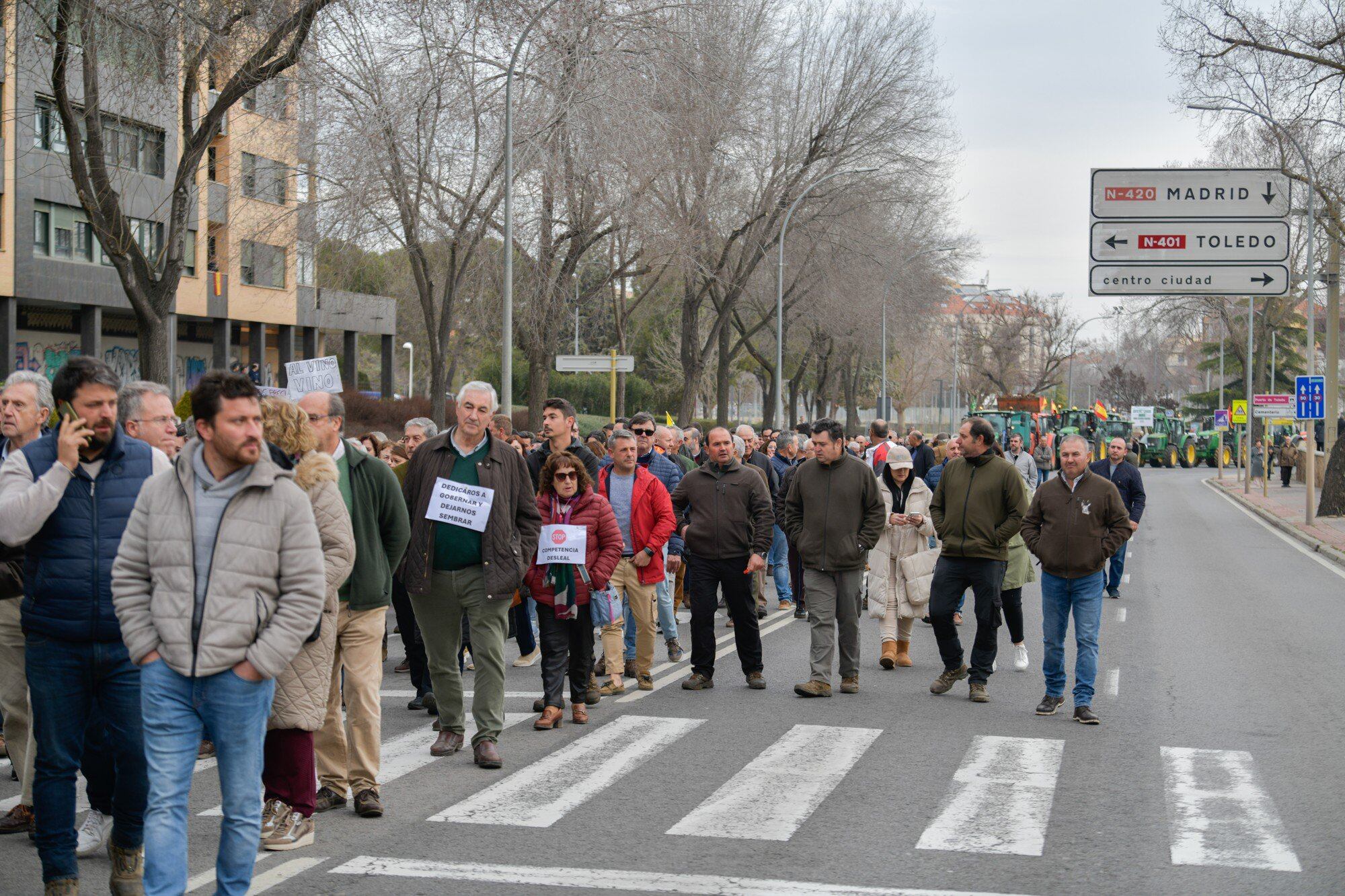 Manifestantes durante la tercera jornada de protestas de los ganaderos y agricultores para pedir mejoras en el sector, a 8 de febrero de 2024, en Ciudad Real, Castilla-La Mancha (España). Agricultores y ganaderos de toda España han sacado sus tractores a las carreteras por tercera jornada consecutiva para pedir mejoras en el sector, entre ellas exigir ayudas para afrontar las sequías que sufre el campo. Además, protestan contra las políticas europeas y su falta de rentabilidad.
08 FEBRERO 2024;CIUDAD REAL;TRACTORES;MARCHA;CARRETERAS ESPAÑOLAS;TERCERA JORNADA
Eusebio García del Castillo   / Europa Press
08/02/2024