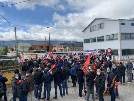 Concentración a las puertas de la empresa