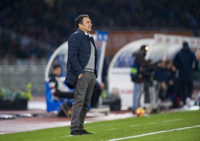 SAN SEBASTIAN, SPAIN - NOVEMBER 27:  Head coach Eusebio Sacristan of Real Sociedad reacts during the La Liga match between Real Sociedad de Futbol and FC Barcelona at Estadio Anoeta on November 27, 2016 in San Sebastian, Spain.  (Photo by Juan Manuel Serr