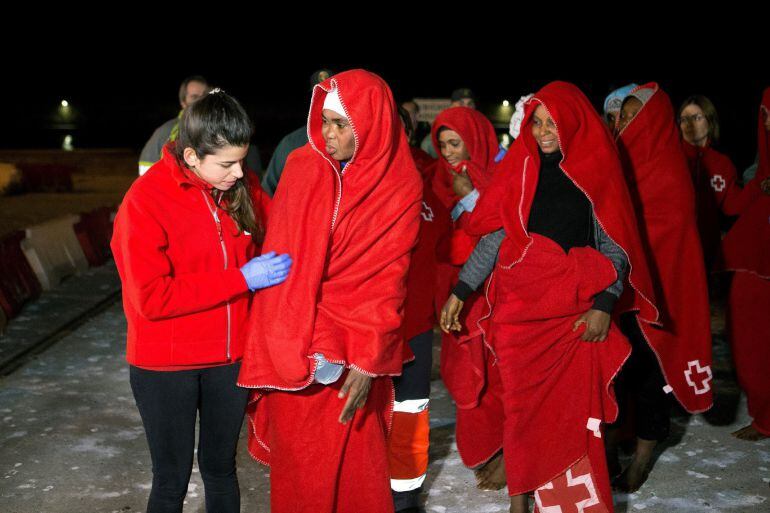 Inmigrantes siendo atendidos por Cruz Roja a su llegada al Puerto de Motril 