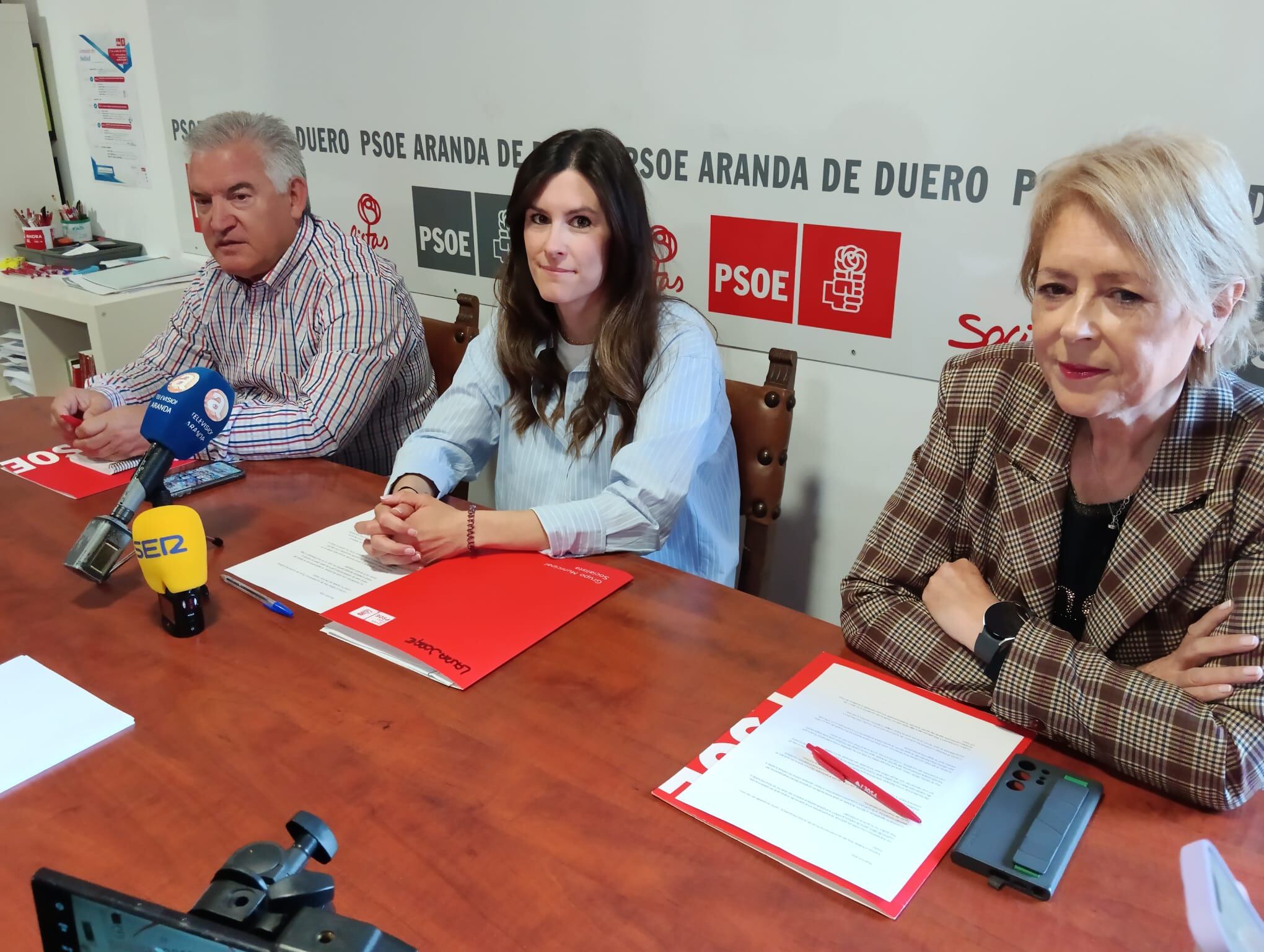 De izquierda a derecha, Ildefonso Sanz, Laura Jorge y Amparo Simón, ediles socialistas arandinos