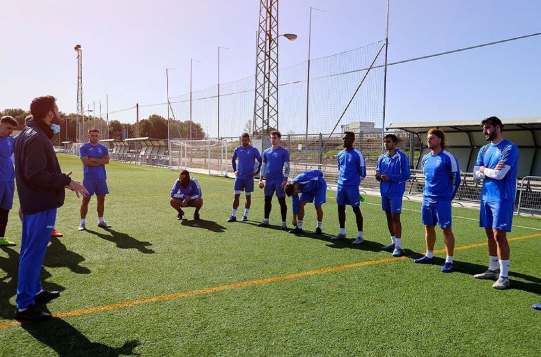 La plantilla de la Arandina durante una sesión de trabajo con el entrenador Álex Izquiero (i) al frente.