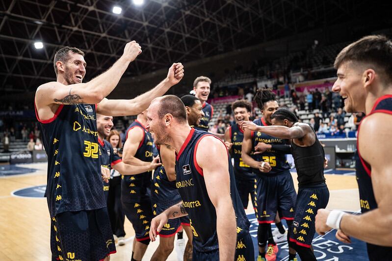 L&#039;eufòria de la plantilla al final del partit, amb protagonisme per Rubén Guerrero