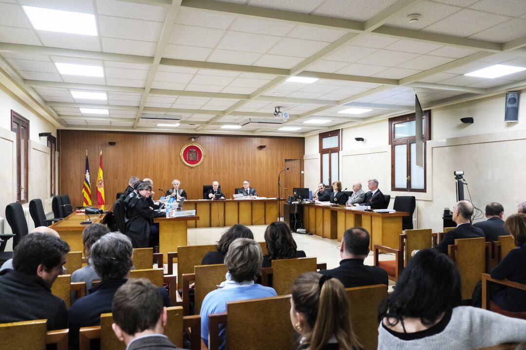 Juicio donde el juez Miguel Florit se sienta en el banquillo de los acusados por vulnerar el secreto profesional periodístico al requisar móviles a periodistas y rastrear sus llamadas en 2018 tras publicaciones que realizaron sobre el Caso Cursach, en Palma de Mallorca (España), a 27 de febrero de 2020. POLITICA 
 Isaac Buj - Europa Press
 