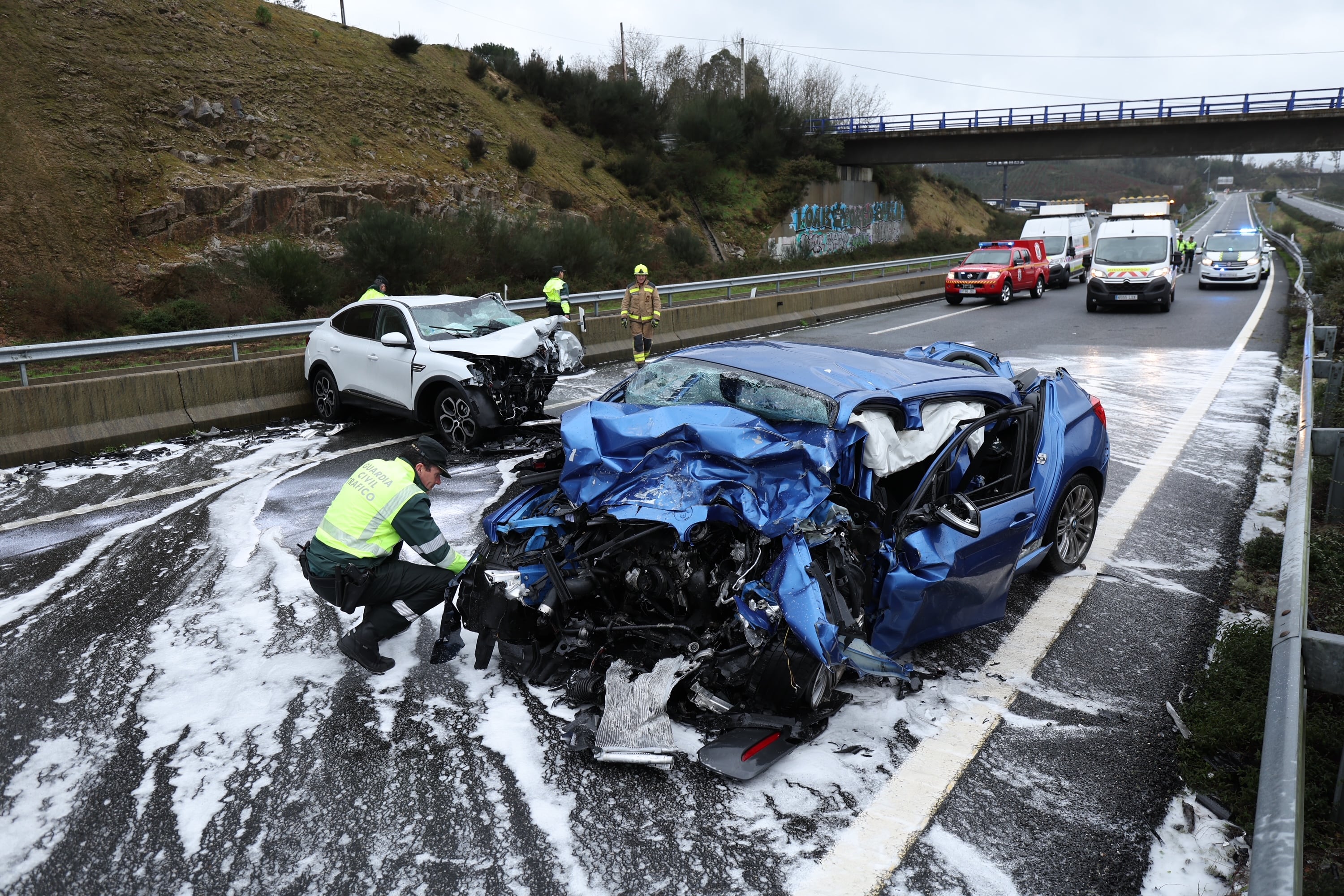 SALVATERRA DE MIÑO(PONTEVEDRA), 07/01/2023.-Un conductor ha fallecido este sábado tras recibir el coche en el que viajaba con su mujer y su hija el impacto frontal de otro vehículo que se saltó la mediana en la autovía A-52, a la altura de Salvaterra de Miño (Pontevedra). Según informaron los servicios de emergencias del 112 Galicia, el suceso ocurrió minutos antes de las 10:30 horas en el kilómetro 290 de la autovía das Rías Baixas, en la parroquia de Lira. Uno de los vehículos implicados, conducido por un único ocupante, que circulaba en sentido Vigo sufrió una salida de vía y por causas que se desconocen el coche acabó saltándose la mediana e impactó frontalmente contra otro vehículo que circulaba en sentido Benavente y en el que viajaban un matrimonio y su hija pequeña.EFE/Sxenick
