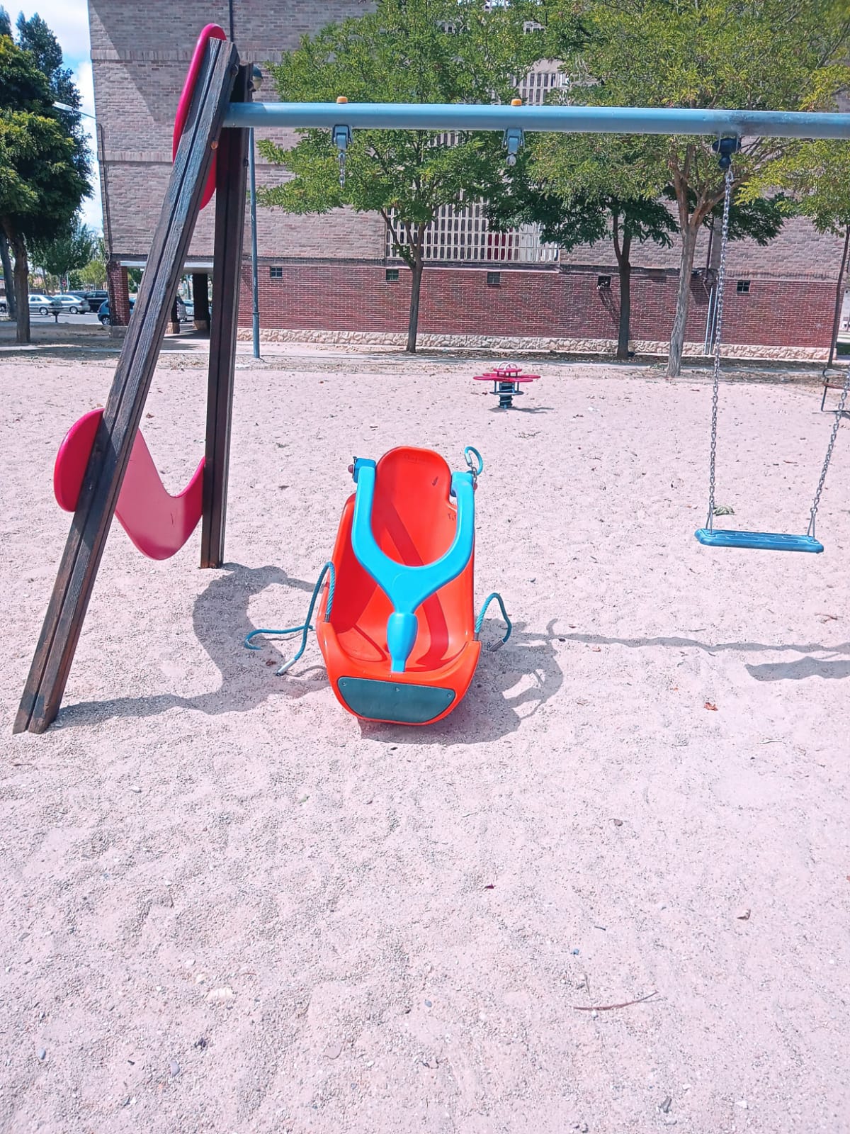 Los destrozos en parques infantiles son una constante