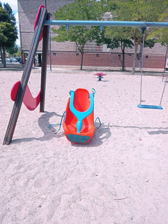 Los destrozos en parques infantiles son una constante