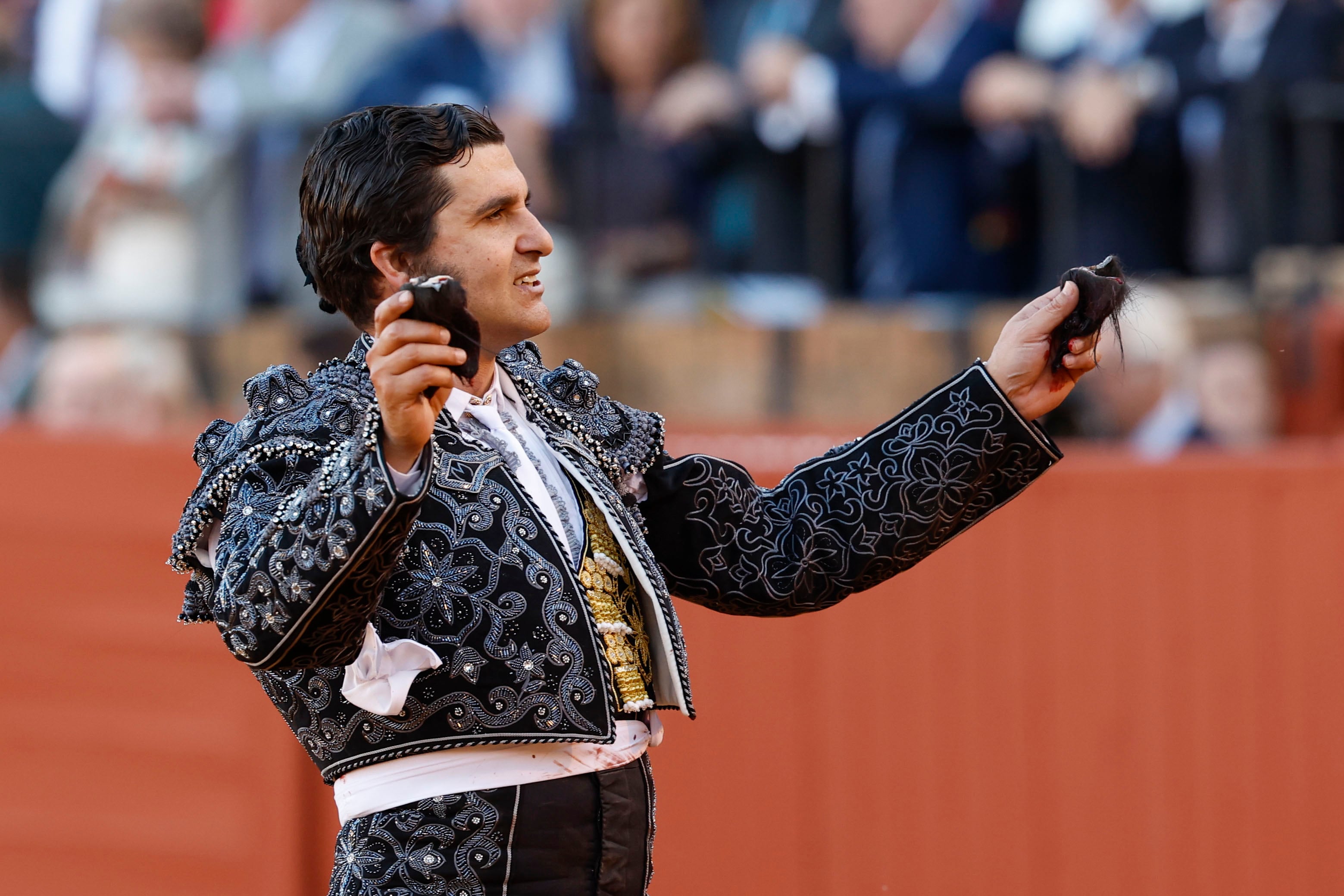 SEVILLA, 05/04/2026.- El diestro Morante de la Puebla tras cortar dos orejas en la corrida de este domingo en la plaza de toros de La Maestranza de Sevilla, en la que completan cartel el peruano Roca Rey y David de Miranda. EFE/ Julio Muñoz