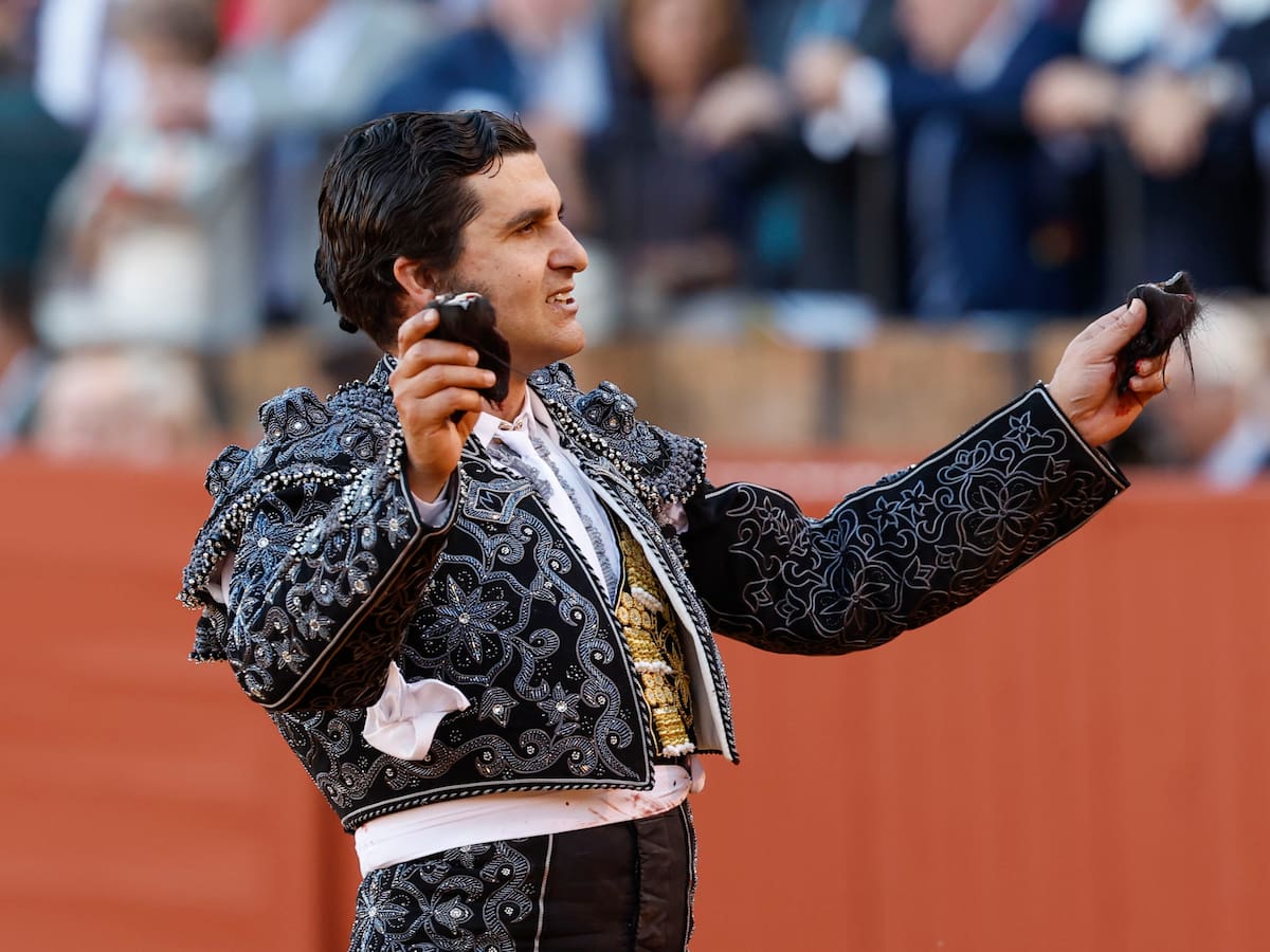 Morante de la Puebla le corta las dos orejas a un toro en su resurrección sevillana