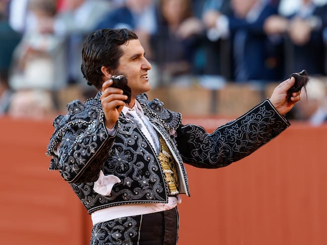 SEVILLA, 05/04/2026.- El diestro Morante de la Puebla tras cortar dos orejas en la corrida de este domingo en la plaza de toros de La Maestranza de Sevilla, en la que completan cartel el peruano Roca Rey y David de Miranda. EFE/ Julio Muñoz