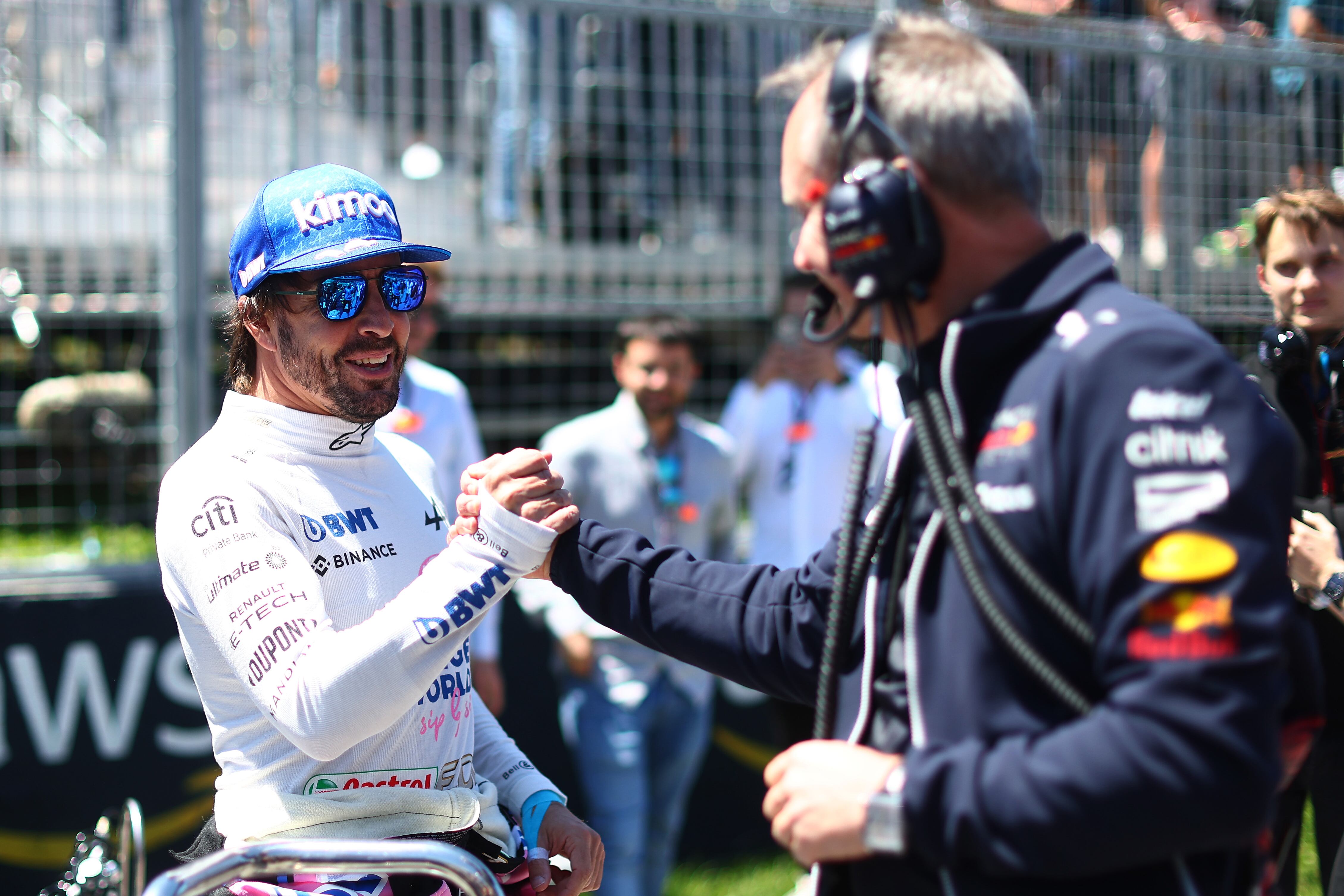 Alonso y el ingeniero jefe de Red Bull, Paul Monaghan, se saludan en la previa de la carrera.