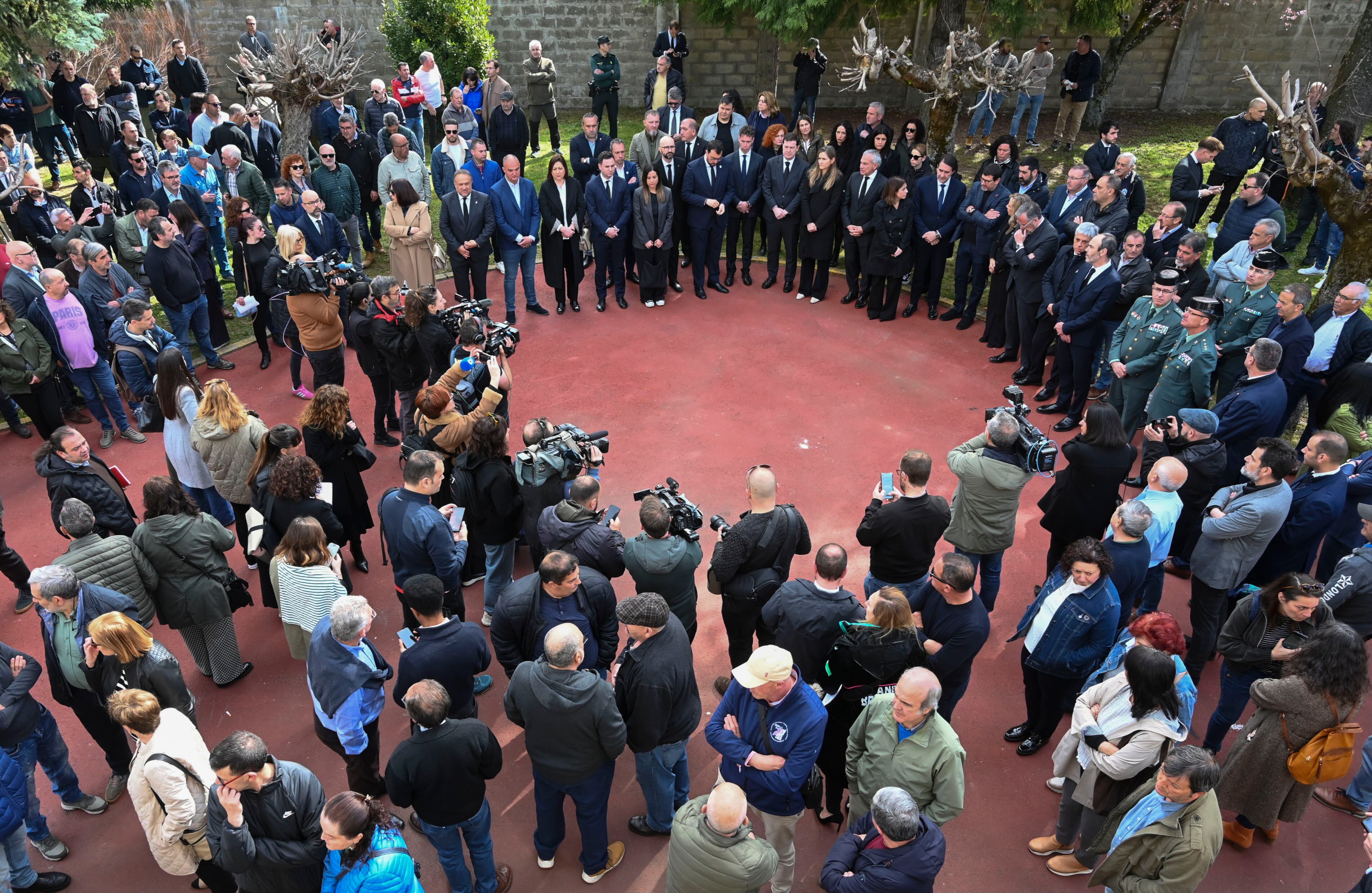 VILLABLINO (LEÓN), 02/04/2025.-La ministra para la Transición Ecológica y el Reto Demográfico de España, Sara Aagesen, el presidente del Principado de Asturias, Adrián Barbón, y el presidente de la Junta de Castilla y León, Alfonso Fernández Mañueco, asisten al funeral por los mineros fallecidos el pasado lunes en Degana (Asturias), este miércoles en Villablino (León). EFE/J.Casares