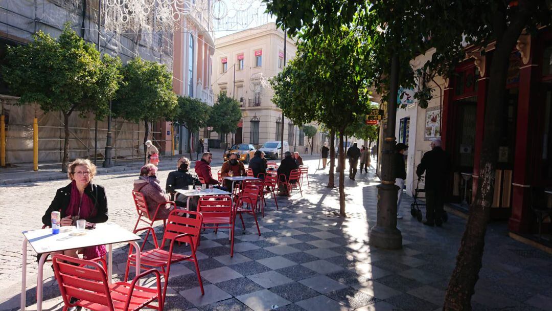 La hostelería puede reabrir con limitaciones de aforo