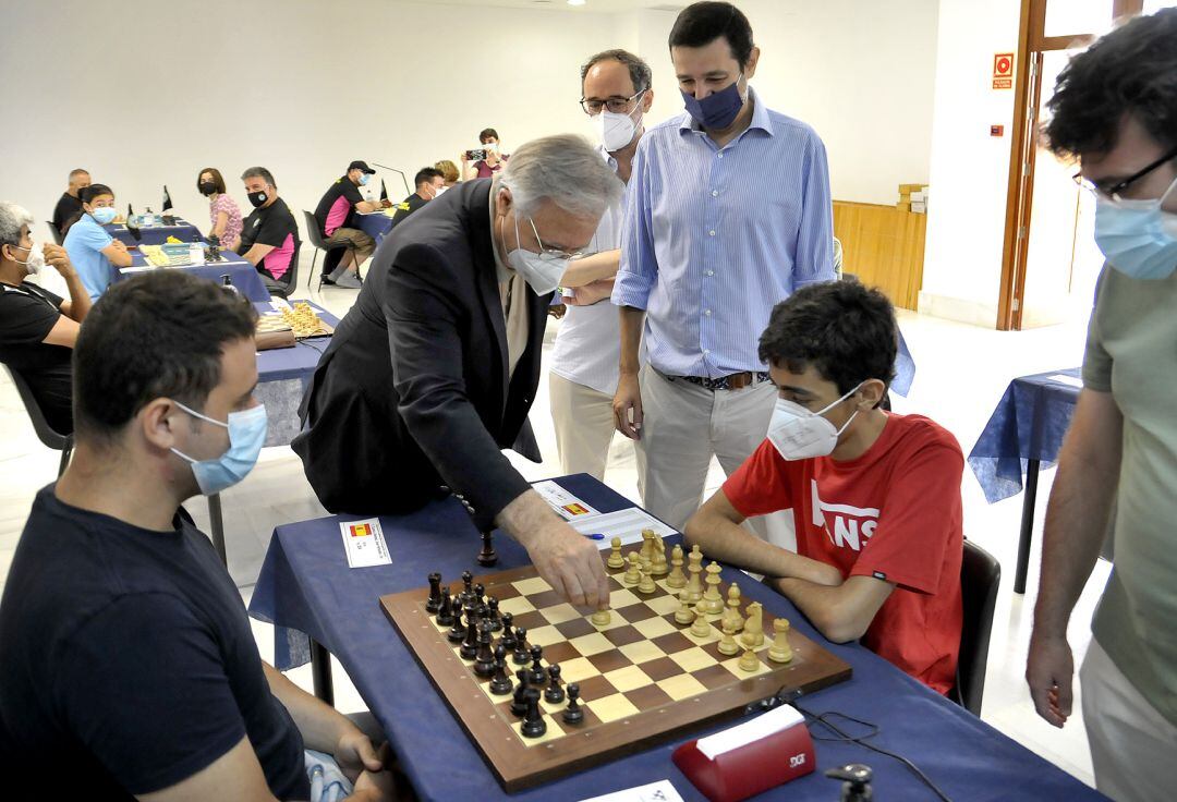 El delegado Francisco Camas inaugurando el campeonato de ajedrez 