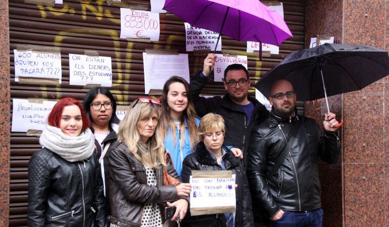 Grup d&#039;afectats pel tancament de l&#039;autoescola. 