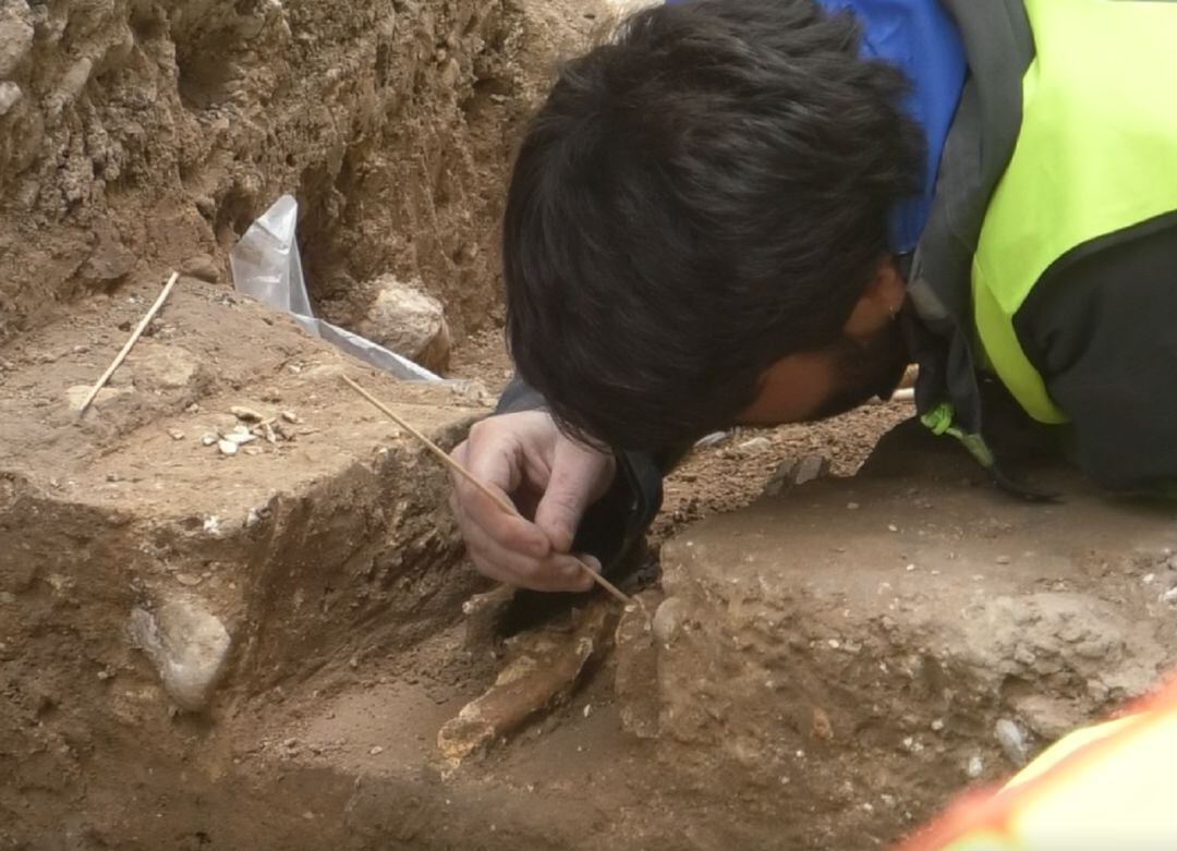 Un operario realiza trabajos en las excavaciones