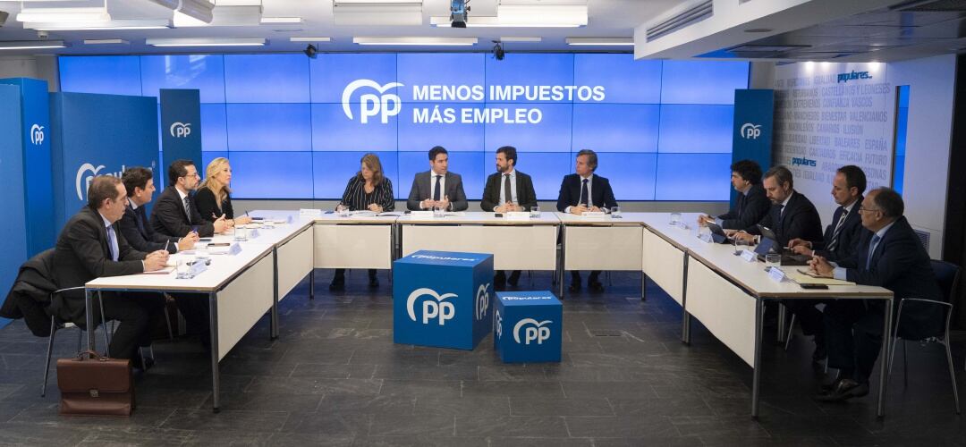 (ARCHIVO) Pablo Casado reúne a los consejeros populares de Hacienda